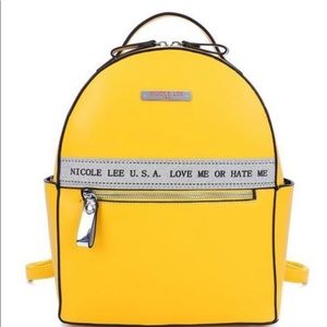 MEDIUM SIZED FASHIONABLE CONVENIENT